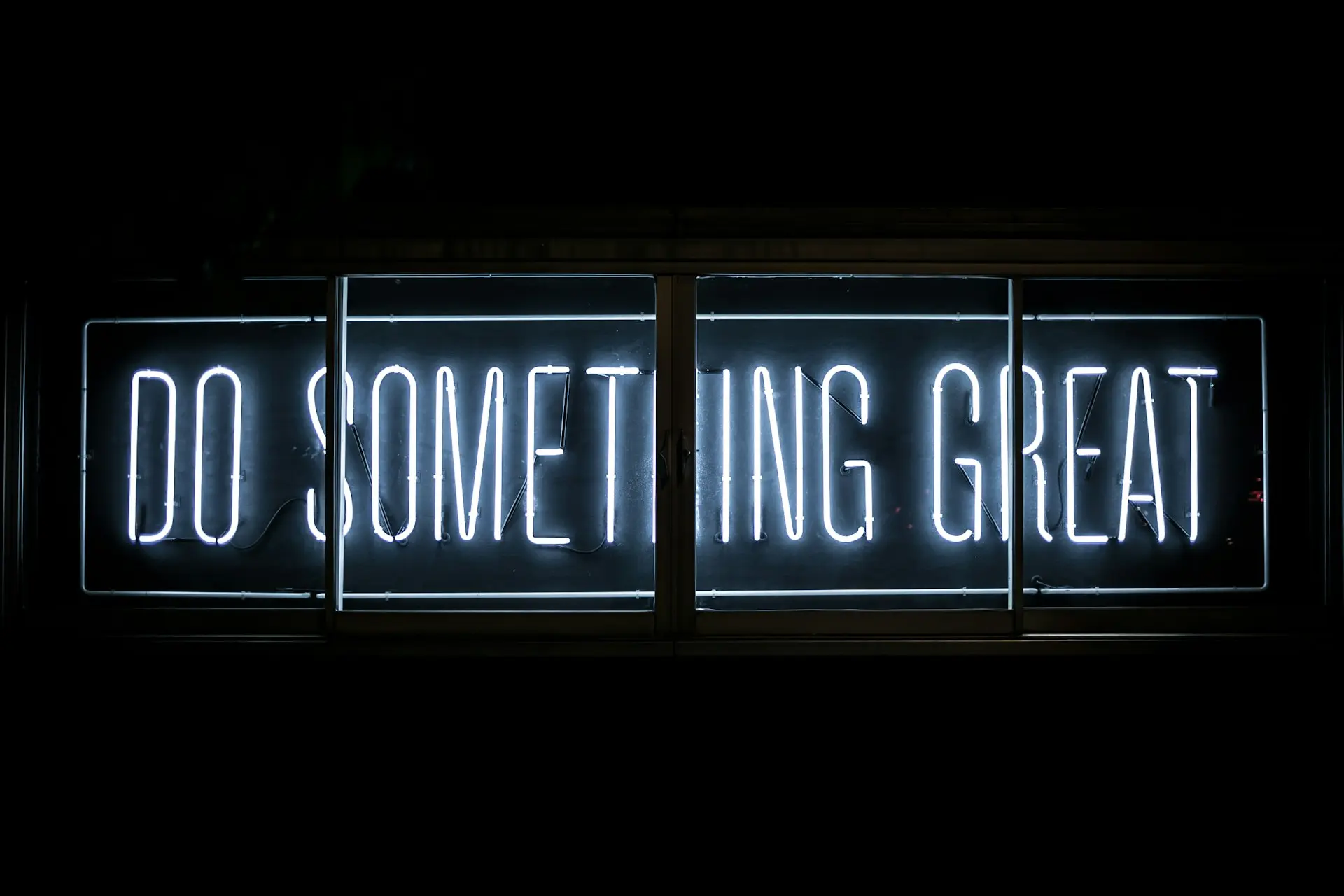 Neon-Schild mit der Aufschrift „Do Something Great”