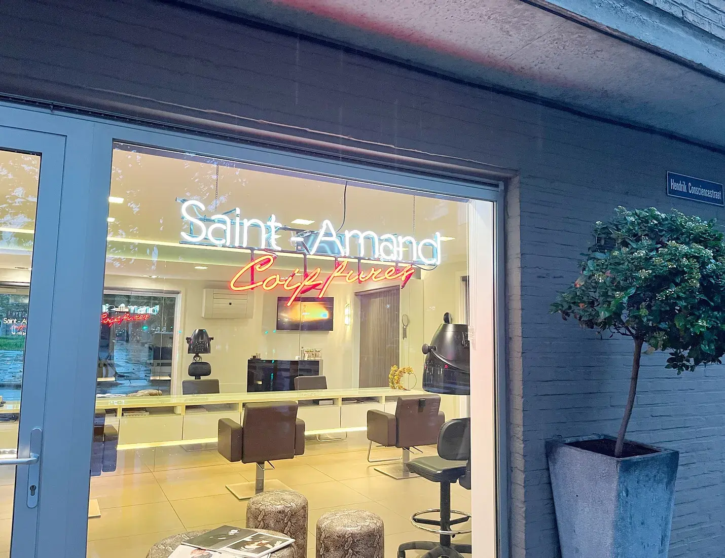 Salon de coafură Roeselare Saint-Amand Coiffures - Fațadă Buitengevel van Kapsalon Roeselare Saint-Amand Coiffures in Roeselare