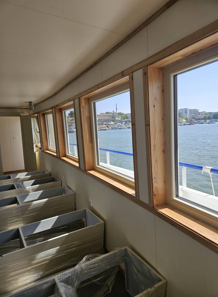 Meubilair en afwerkingen in hout voor schepen en jachten